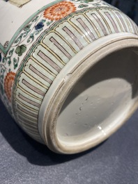 Un vase de forme rouleau en porcelaine de Chine famille verte, Kangxi